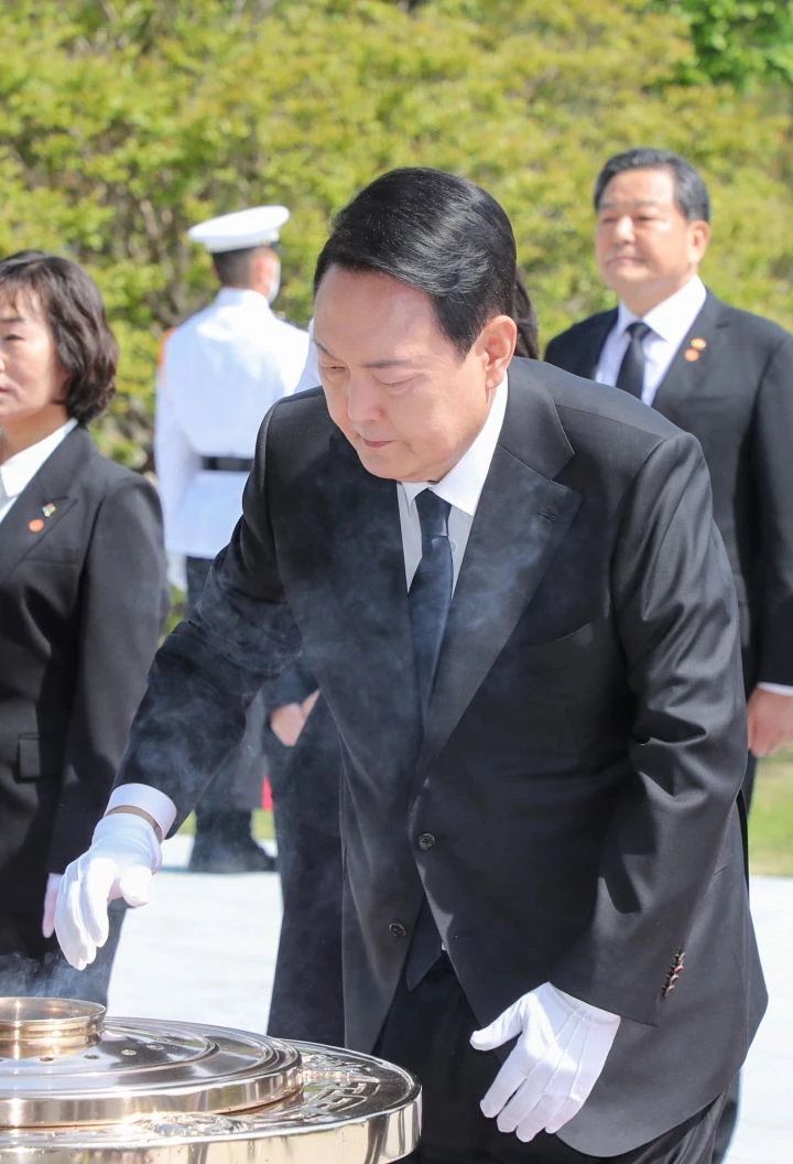윤석열 대통령이 10일 오전 서울 동작구 국립서울현충원 현충탑을 찾아 분향하고 있다. / 뉴스1