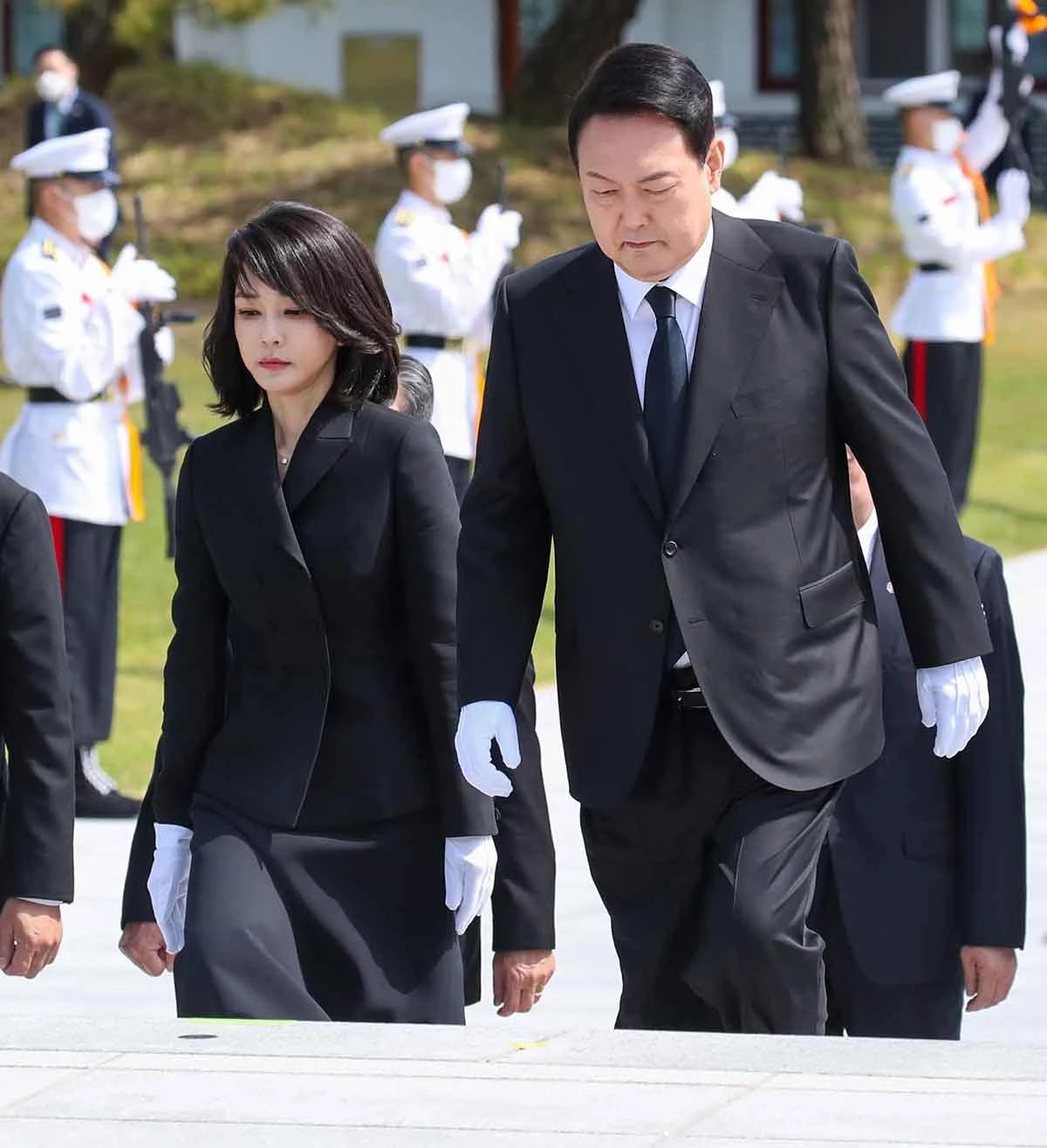 윤석열 대통령과 부인 김건희 여사가 10일 오전 서울 동작구 국립서울현충원 현충탑을 참배하기 위해 이동하고 있다. / 뉴스1(대통령실사진기자단)