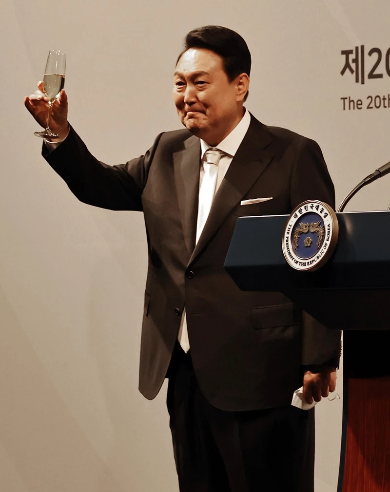 건배 제의를 하는 윤석열 대통령