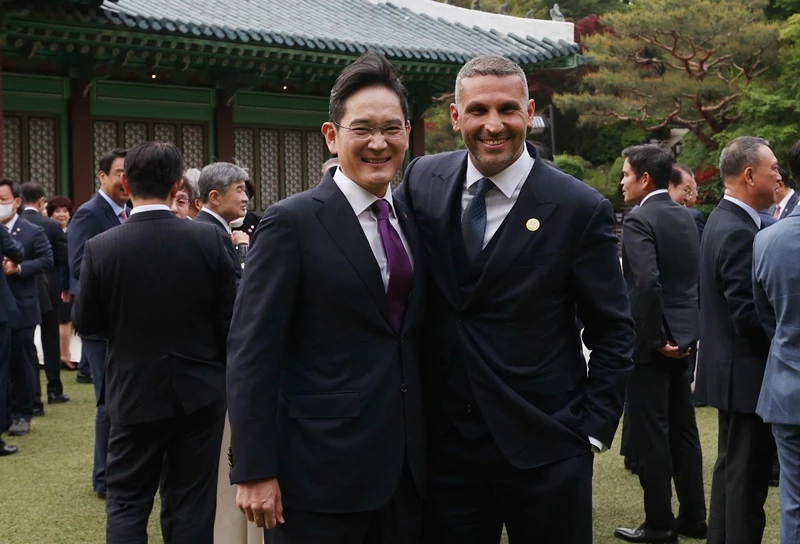 (왼쪽부터) 이재용 삼성전자 부회장과 칼둔 아부다비 행정처장