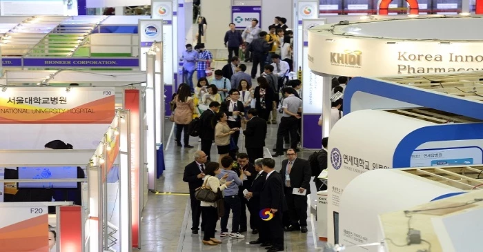 자료사진 = 'BIO&MEDICAL KOREA 2014'  경기도 고양시 킨텍스에서 열린 '바이오&메디칼코리아 2014'를 찾은 관람객들이 부스를 둘러보고 있다.