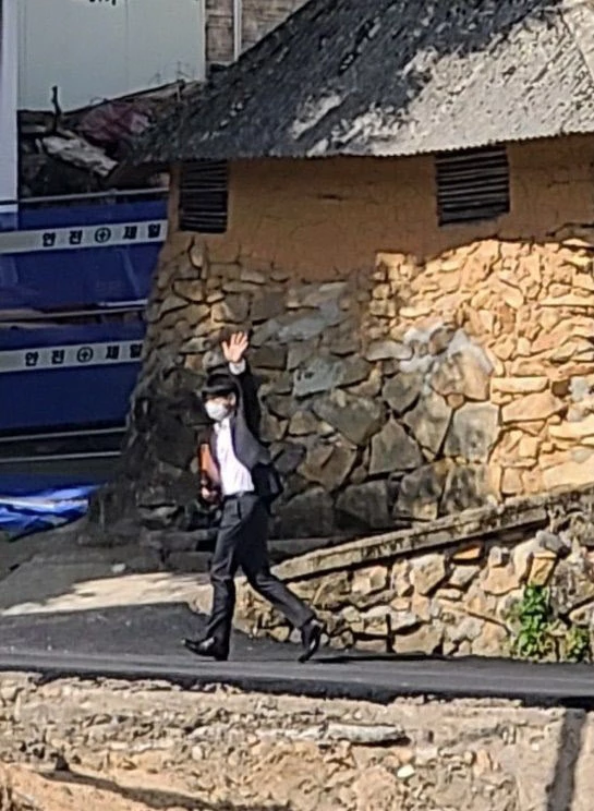 지지자들에게 손을 흔드는 모습