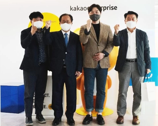 김석준 부산시교육감 예비후보(왼쪽 두 번째)가 10일 오후 카카오엔터프라이즈 클라우드혁신센터를 방문, 정책공약을 제시한 뒤 관계자들과 파이팅을 외치고 있다. / 사진제공=김석준 캠프