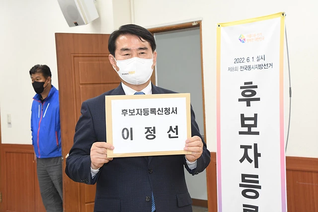 이정선 광주교육감 예비후보가 12일 오전 9시 광주광역시선거관리위원회에 제8회 전국동시지방선거 광주교육감 선거 후보로 공식 등록했다. / 노해섭 기자