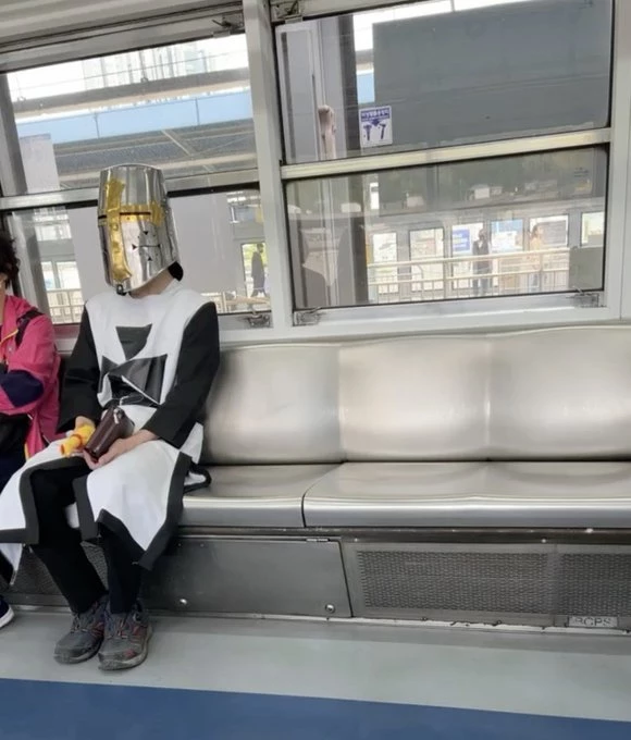 지하철 1호선 '십자군 빌런'의 특이한 행동… 본인 등판해 짠한 사연 밝혔다 (사진) | 위키트리