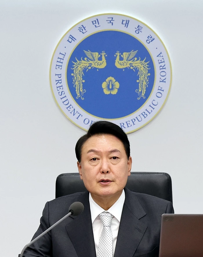 윤석열 대통령이 12일 오후 서울 용산 대통령실 청사에서 추경 예산안 편성을 위한 첫 국무회의를 주재하고 있다. / 대통령실사진기자단