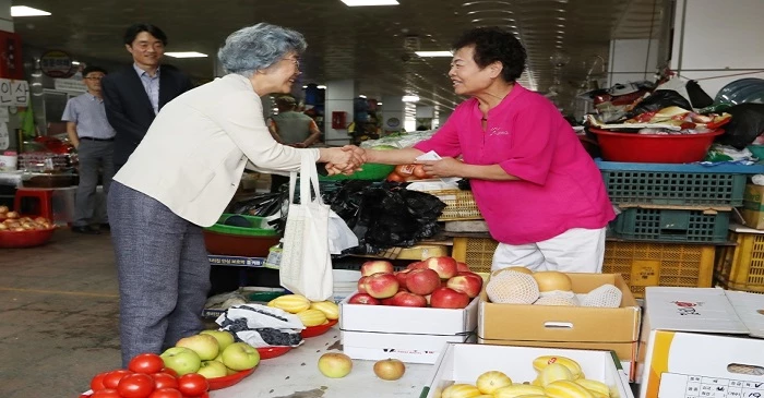 자료사진 = 전통시장을 찾은 손님과 상인의 반가운 악수.