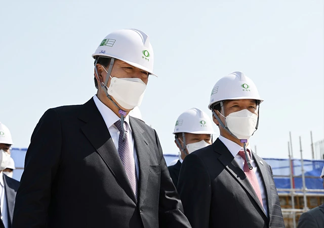 윤석열 대통령이 당선인 신분으로 지난달 20일 주기환 후보와 함께 광주 북구 오룡동에 위치한 국가인공지능집적단지 조성 현장을 둘러보고 있다.