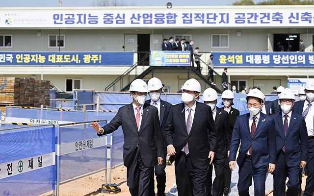 윤석열 대통령이 당선인 신분으로 지난달 20일 주기환 후보와 함께 광주 북구 오룡동에 위치한 국가인공지능집적단지 조성 현장을 둘러보고 있다.