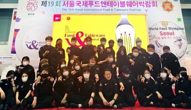 와이즈유 영산대학교 조리예술학부 서양조리전공 학생들이 최근 열린 '2022 서울 국제푸드앤테이블웨어 박람회'에 참석해 기념촬영을 하고 있다. / 사진제공=영산대