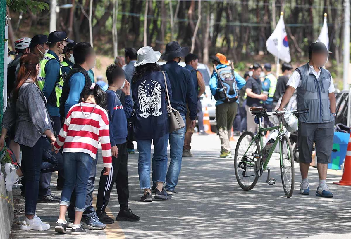 지난 15일 경남 양산 평산마을 문재인 전 대통령 사저 일대에 지지자, 경찰, 시위자 등으로 붐비고 있다. / 뉴스1