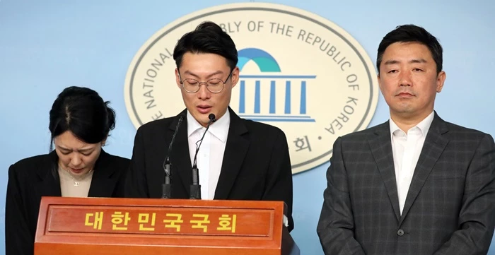 민식이법 제정을 위해 국회에 나온 김민식 군 부모