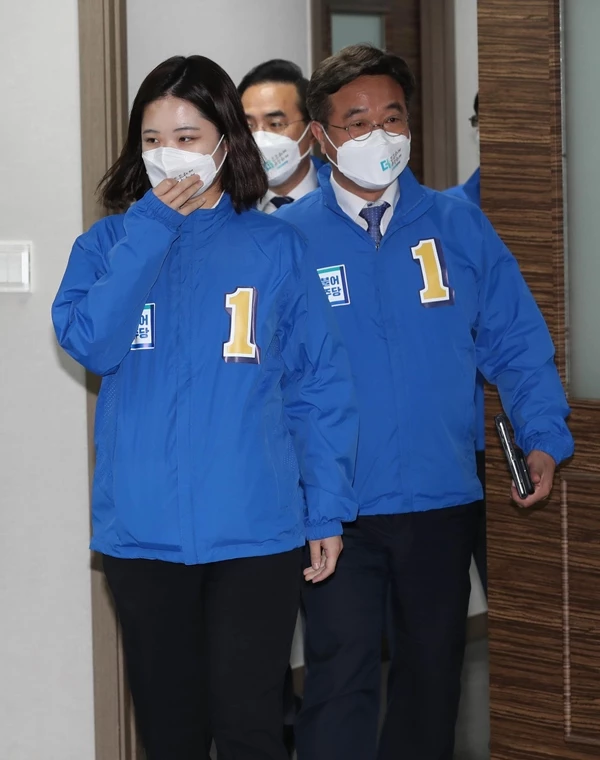 왼쪽부터 박지현·윤호중 더불어민주당 공동비상대책위원장 / 이하 뉴스 1