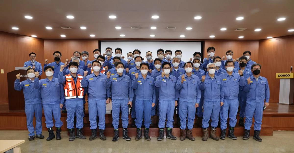 포항제철소는 지난 17일 설비기술센터에서 ‘혁신협력사 만들기’ 킥오프(Kick-off) 행사를 가졌다. 행사에 참여한 포항제철소와 협력사 관계자들이 기념사진을 촬영하는 모습. / 포스코