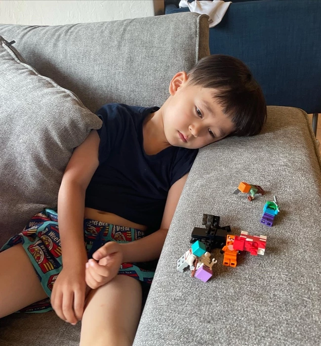 아파서 학교에 결석한 벤틀리 / 이하 정유미 씨 인스타그램