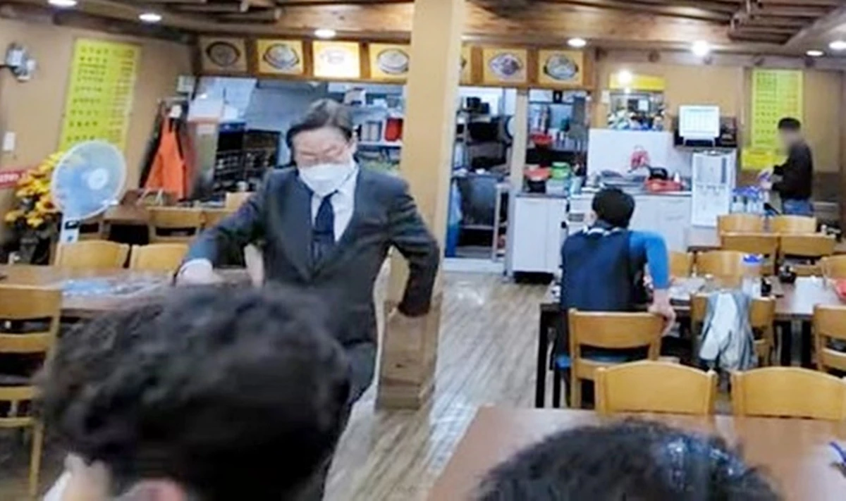 황급히 밖으로 나오는 이재명 후보