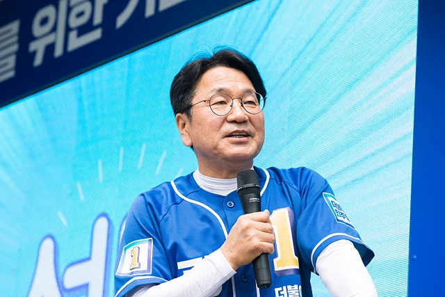 강기정 더불어민주당 광주광역시장 후보는 20일 광주 서구 상무역 일원에서 ‘찾아가는 정책소풍’을 진행하고 시민들과 소통하고 있다.