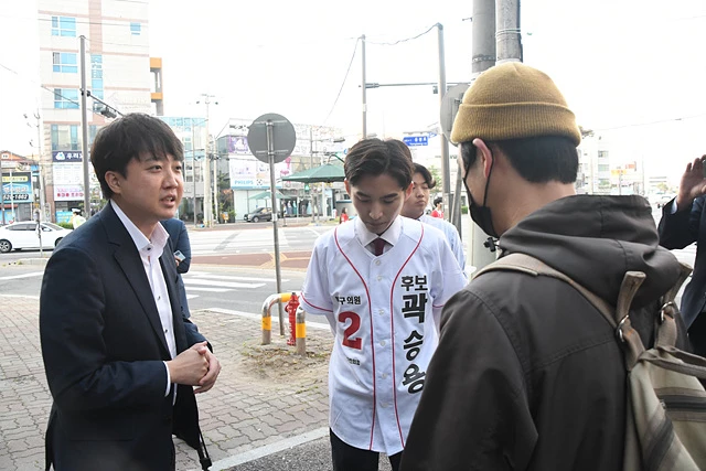 국민의힘 이준석 대표가 21일 오전 광주 북구 신안동 한 거리에서 6·1 지방선거 국민의힘 후보들의 현수막을 훼손한 A씨를 만나고 있다. A씨는 지난 19일 전남대 후문에 걸린 주기환·곽승용 후보의 현수막을 훼손한 혐의로 경찰 조사를 받고 있다.