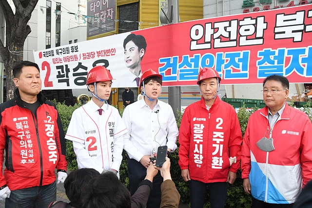 국민의힘 이준석 대표가 21일 오전 광주 북구 신안동 한 거리에서 훼손된 국민의힘 후보의 현수막을 재게첩한 뒤 발언하고 있다.