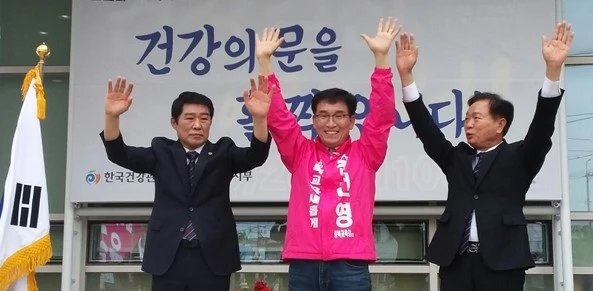 보수진영의 윤건영 교육감후보(가운데)는 추락한 충북교육을 바로세우겠다며 출정식에서 지지를 호소하고 있다. /사진= 윤 후보측 제공
