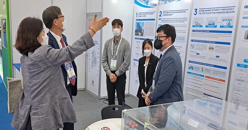 임해종 한국가스안전공사 사장(왼쪽 두번째)이 세계가스총회가 열리는 대구 엑스코 현장을 찾아 운영 중인 부스를 둘러보고 있다.