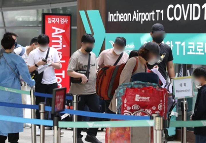 23일 오전 인천국제공항 코로나19 검사센터에서 입국자들이 검사를 받기 위해 들어서고 있다.  / 뉴스1