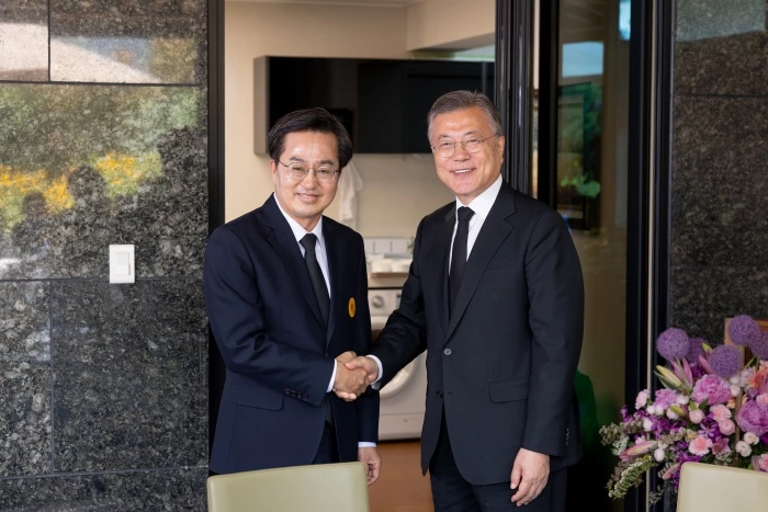 김동연 더불어민주당 경기도지사 후보와 문 전 대통령 / 뉴스1(김동연 캠프 제공)