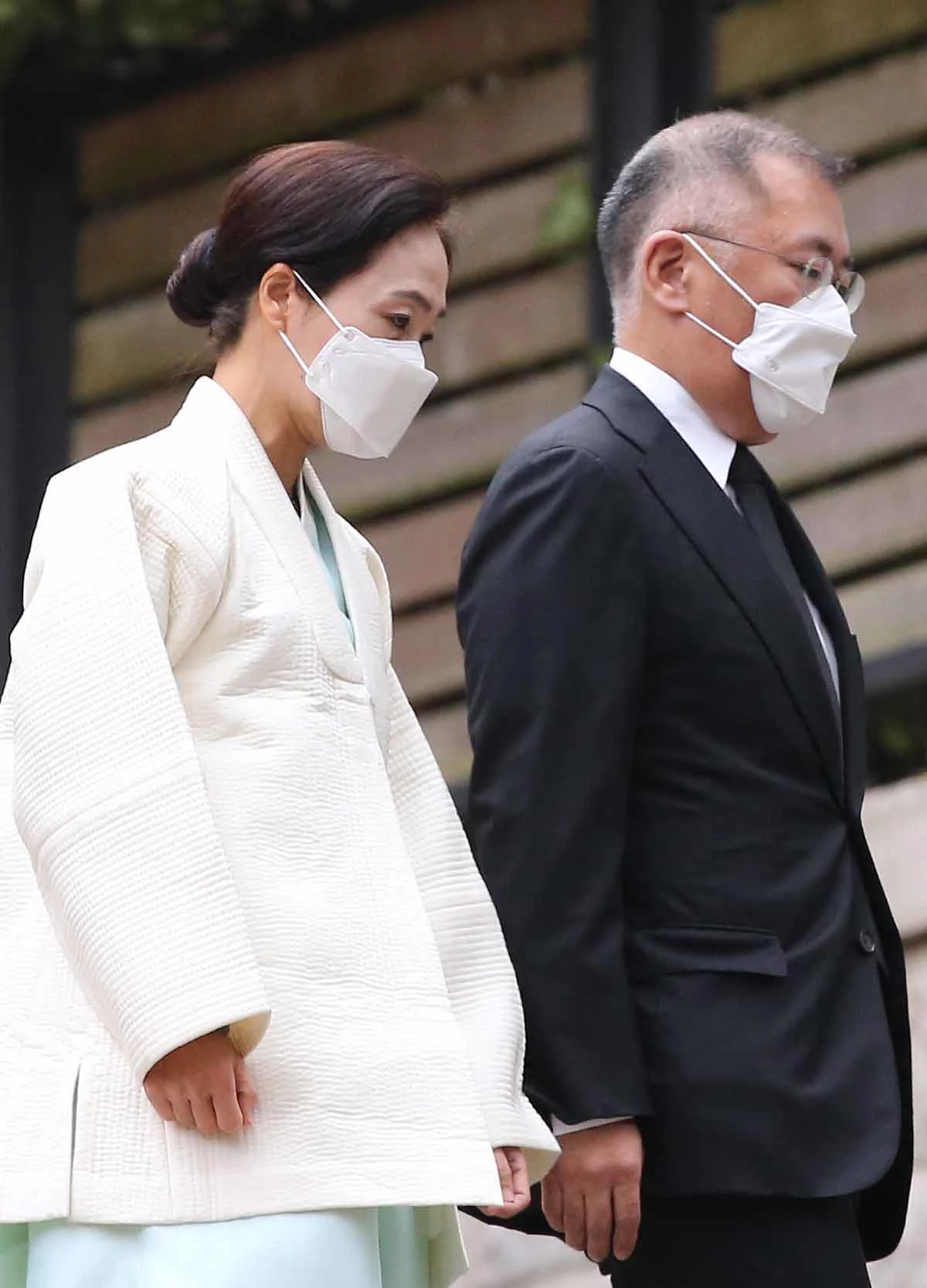 정의선 현대자동차그룹 회장 부부가 지난해 3월 20일 오후 고(故) 정주영 현대그룹 명예회장의 20주기 추모제사가 열리는 서울 종로구 청운동 정 명예회장 옛 자택에 들어서고 있다. / 뉴스1