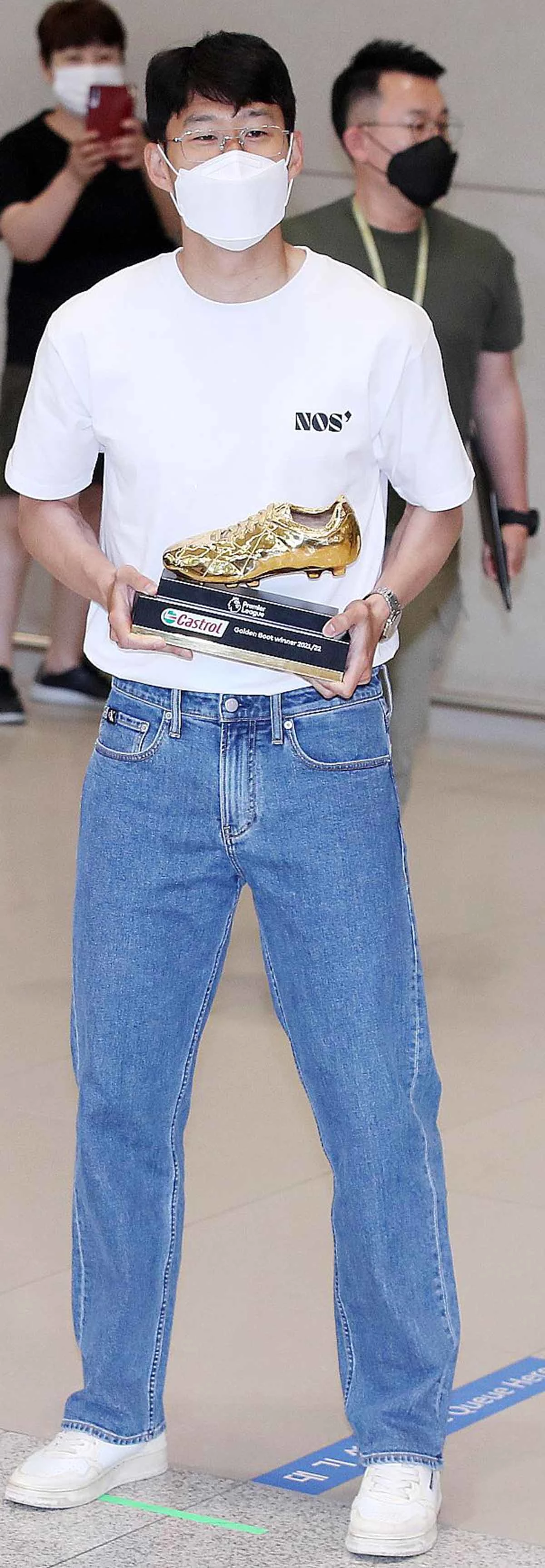 아시아 선수로는 역대 최초로 잉글랜드 프로축구 프리미어리그(EPL) 득점왕에 등극한 손흥민(토트넘)이 24일 오후 인천국제공항을 통해 귀국해 골든부츠를 들고 포즈를 취하고 있다. / 뉴스1