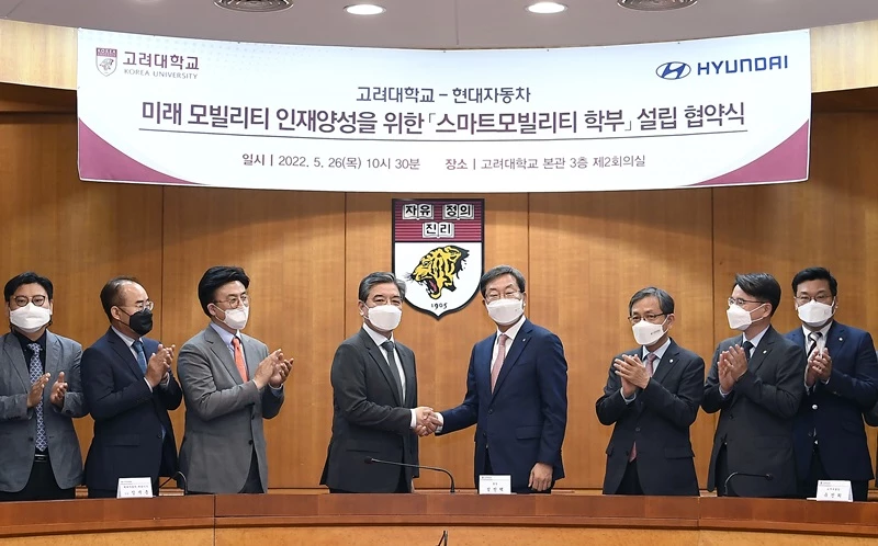 현대차 최서호 수소연료전지생산품질실 상무(왼쪽부터), 김용화 연구개발기획조정실 전무, 최재호 경영지원본부 전무, 장재훈 사장과 고려대 정진택 총장, 유진희 교무부총장, 장길수 기획예산처장, 허태균 교무처장이 '스마트모빌리티 학부' 설립을 축하하고 있다. /현대차