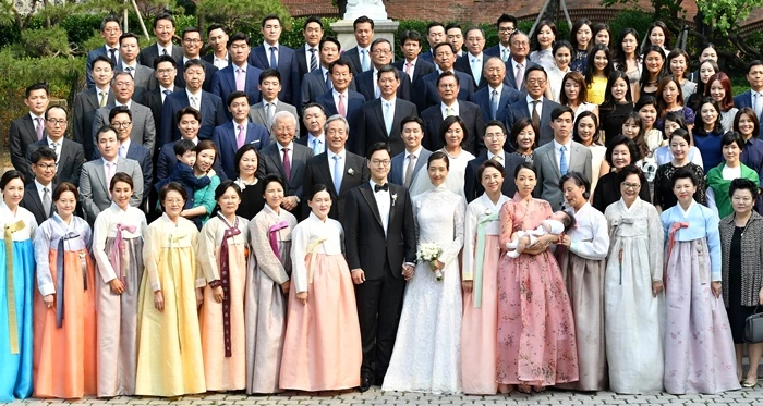 지난 2017년 열린 정몽준 아산재단 이사장 장녀 정남이 상임이사 결혼식에 모인 현대가 인사들. 정의선 회장은 중앙 맨 왼쪽에서 두 번째에 자리했다.