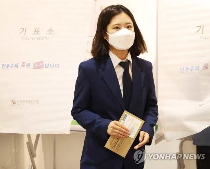 더불어민주당 박지현 상임선대위원장이 27일 오전 경기도 광주시 남한산성아트홀에 설치된 사전투표소에서 투표하고 있다 / 이하 연합뉴스