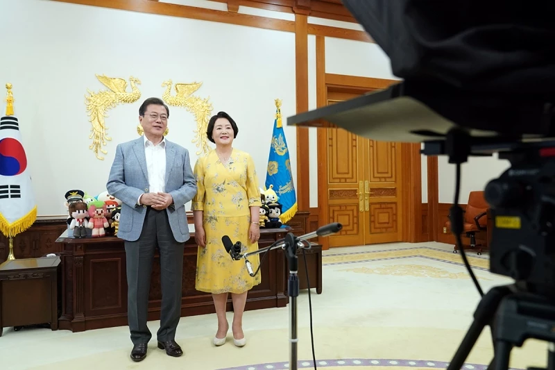 문재인 전 대통령과 김정숙 여사가 청와대 집무실에서 어린이날 기념 영상메시지를 촬영하고 있는 모습. 2020년 사진 / 이하 뉴스1(청와대 제공)