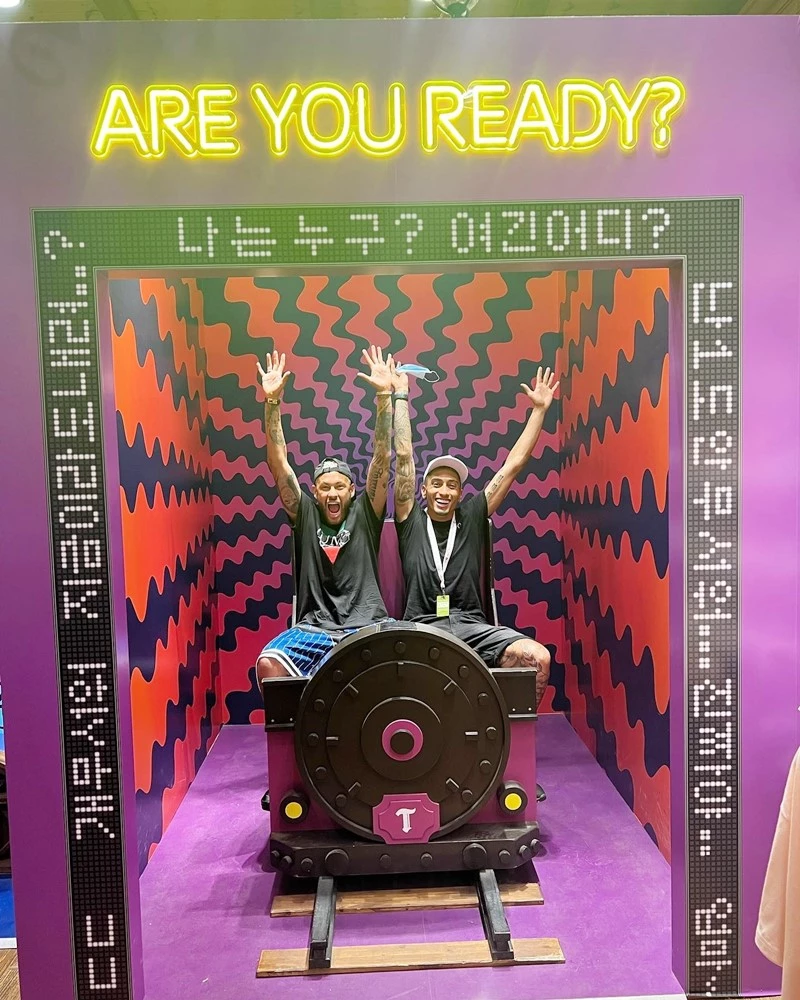 에버랜드에서 기념사진을 찍은 네이마르