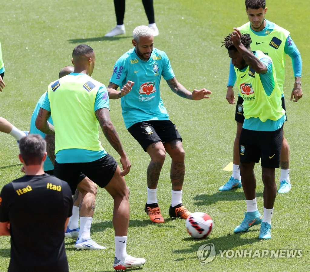 한국과 평가전을 위해 훈련하는 브라질 축구대표팀 선수들 / 이하 연합뉴스