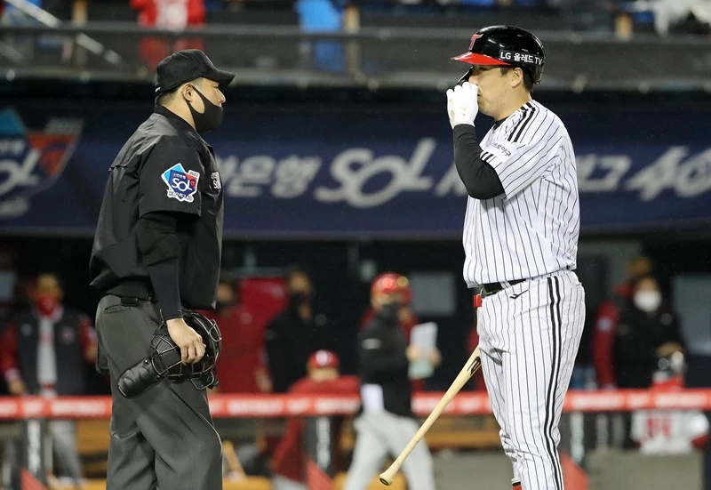 판정에 항의하는 김현수(LG 트윈스)