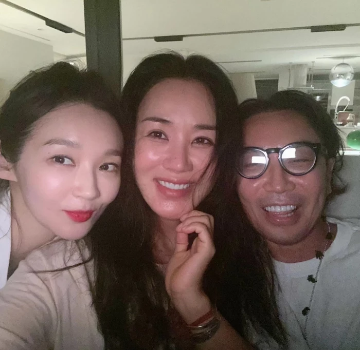 왼쪽부터 강민경, 엄정화, 정재형