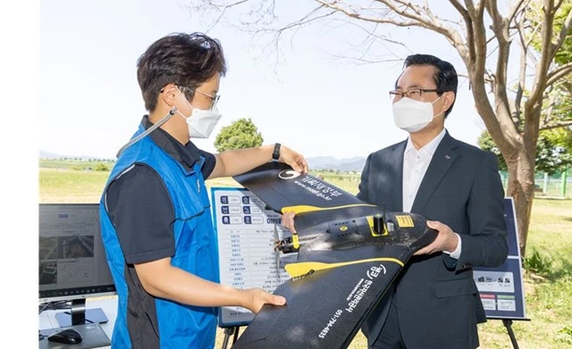 5월 31일(화) 경상남도 밀양시 소재 국유지에서 권남주 캠코 사장(사진 오른쪽)이 실태조사에 활용되는 드론 기체에 대한 설명을 듣고 있다. / 사진제공=캠코