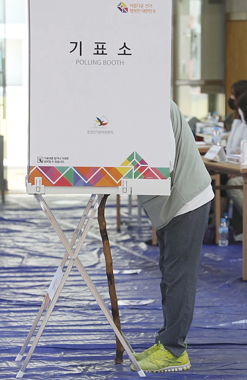 투표하는 유권자