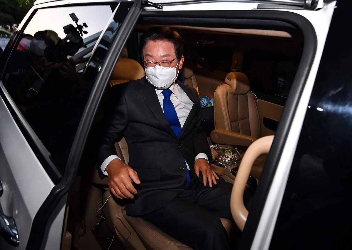 재명 더불어민주당 총괄선대위원장이 1일 서울 여의도 국회 의원회관에 마련된 민주당 개표상황실에서 지방선거 및 국회의원 보궐선거 출구조사 방송을 지켜본 후 밖으로 나와 차량에 탑승하고 있다. / 뉴스1