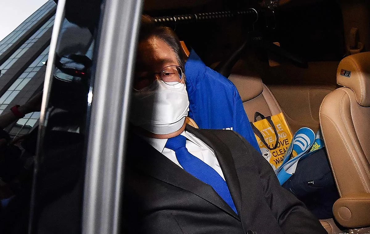 재명 더불어민주당 총괄선대위원장이 1일 서울 여의도 국회 의원회관에 마련된 민주당 개표상황실에서 지방선거 및 국회의원 보궐선거 출구조사 방송을 지켜본 후 차량에 탑승하고 있다. /뉴스1