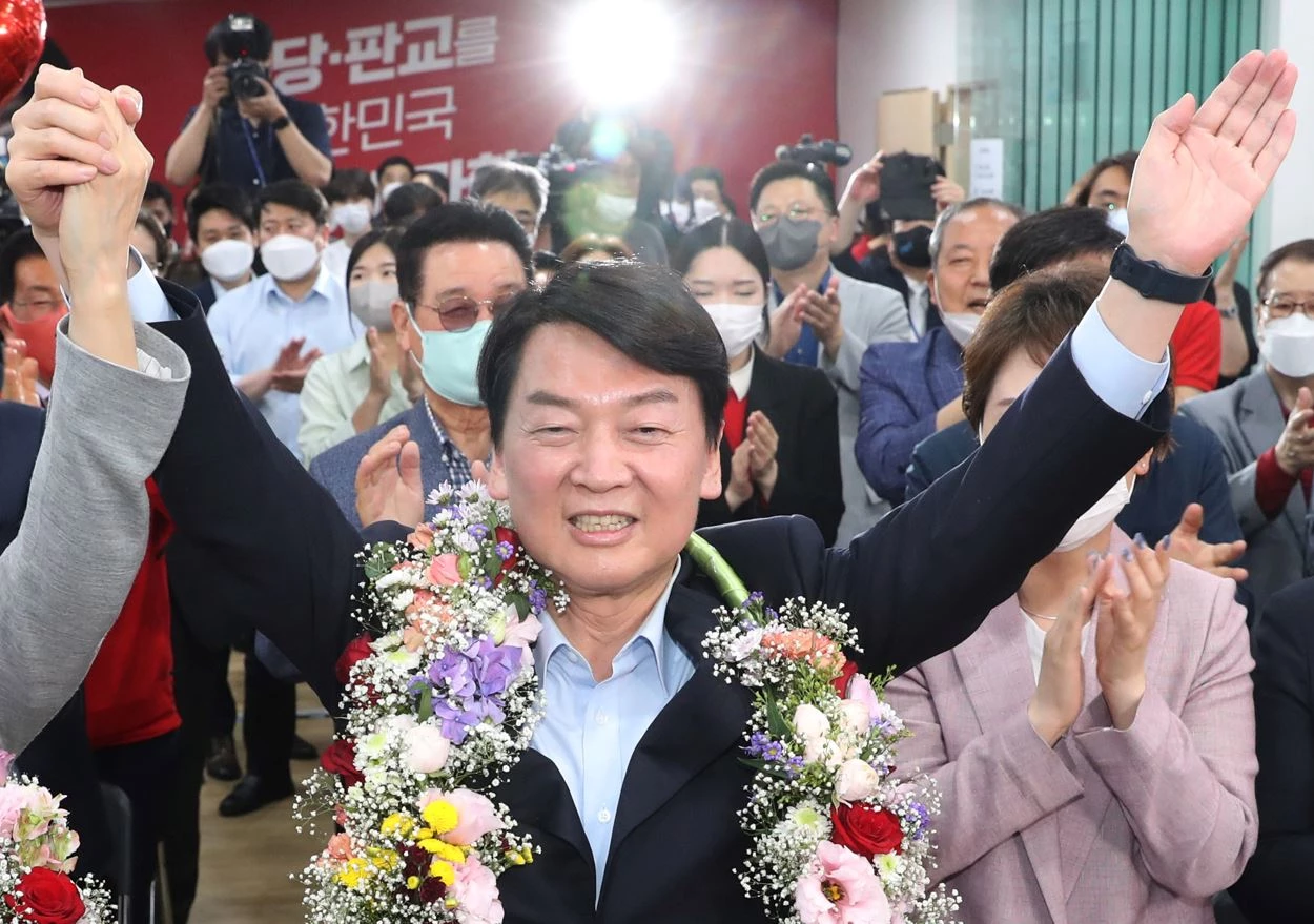 안철수 국민의힘 성남 분당갑 후보가 제8회 전국동시지방선거 투표일인 1일 오후 경기 성남시 분당구 야탑역 인근에 위치한 선거사무소에서 당선이 확실하자 환호하고 있다/ 뉴스1