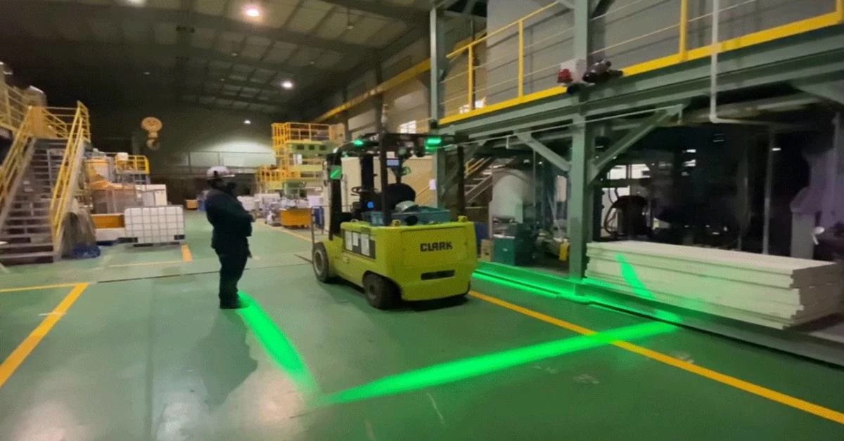 지게차 조명을 활용해 지게차 주변의 위험 구역을 시각적으로 표현하는 기술. 위험구역 내 작업자가 없을 때 조명은 초록색으로 표현된다./포스코