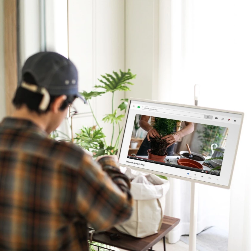 LG전자 모델이 LG 스탠바이미를 사용하고 있다.