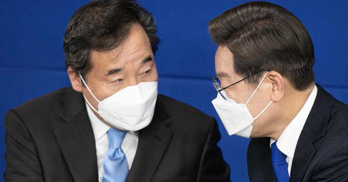 더불어민주당의 이낙연(왼쪽) 전 대표와 이재명 상임고문 / 뉴스1