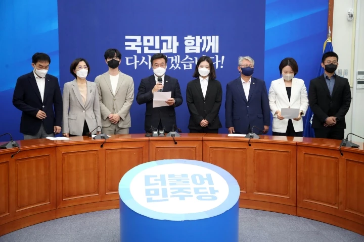 더불어민주당 비대위원들이 2일 총사퇴를 밝히고 있다.