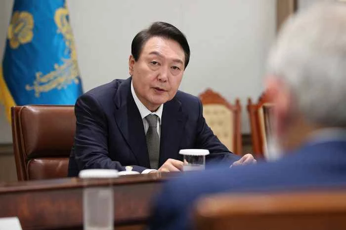 윤석열 대통령이 3일 용산 대통령실에서 에드윈 퓰너 헤리티지재단 아시아연구센터 회장, 폴 월포위츠 전 국제부흥개발은행(IBRD) 총재 등 미국 학계 및 전현직 주요 인사를 접견하고 있다 / 대통령실사진기자단-뉴스1