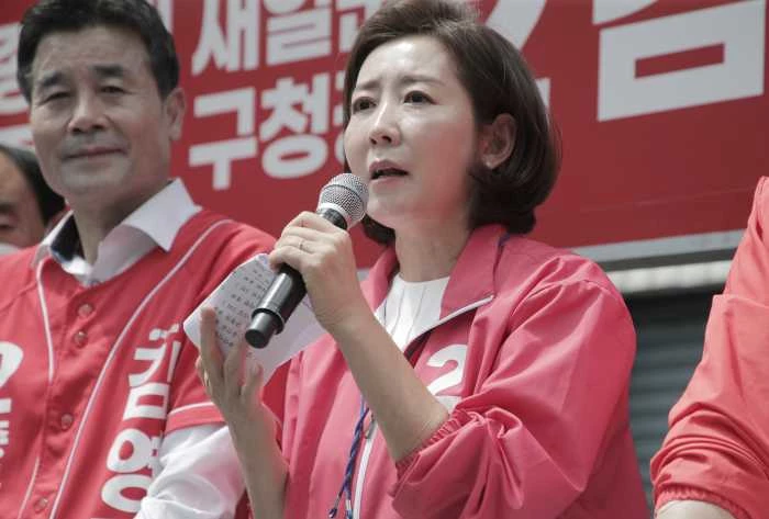 나경원 국민의힘 전 의원이 지난달 30일 울산 중구 태화시장 일대에서 '중구지역 지방선거 후보자들을 당선시켜 달라'며 지지를 호소하고 있다