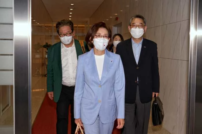 윤석열 대통령 특사 자격으로 스위스 세계경제포럼(WEF) 연차총회 '다보스포럼'에 참석 중인 나경원 전 국민의힘 의원이 지난달 24일(현지시간) 아론 번스타인 브레이크 스루 에너지 부사장을 면담하고 있다 / 외교부-뉴스1