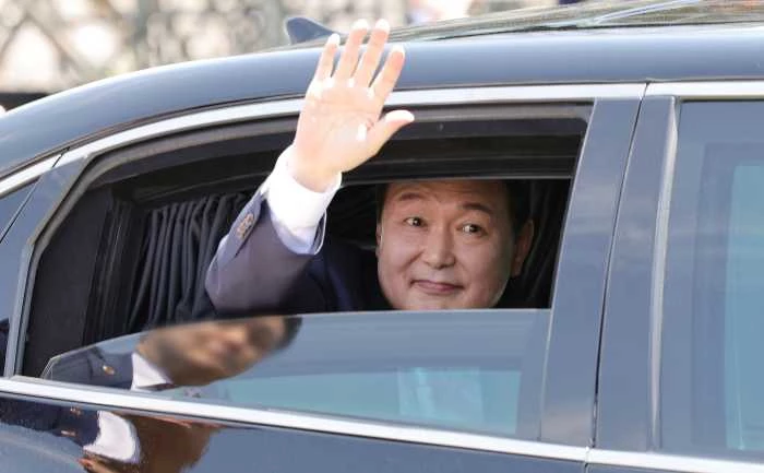 윤석열 대통령이 지난달 10일 서울 여의도 국회 앞마당에서 취임식을 마친 후 퇴장하며 시민들을 향해 인사하고 있 / 대통령실사진기자단-뉴스1